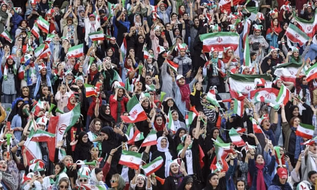 Lượng khán giả nữ Iran xem bóng đá khá đông.