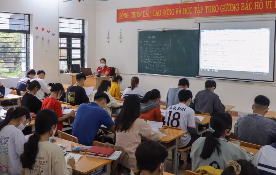 Một giờ ôn tập môn toán lớp 12 của cô và trò Trường PTDTNT tỉnh Điện Biên.