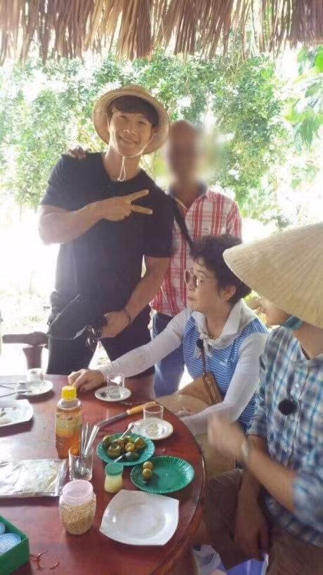 Kim Jong Kook doi non la, cuc than thien khi selfie cung fan Viet - Anh 8
