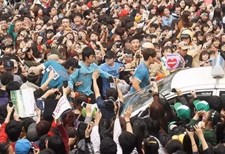 Kim Jong Kook doi non la, cuc than thien khi selfie cung fan Viet - Anh 18