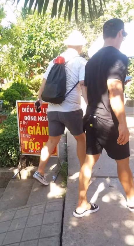 Kim Jong Kook doi non la, cuc than thien khi selfie cung fan Viet - Anh 14