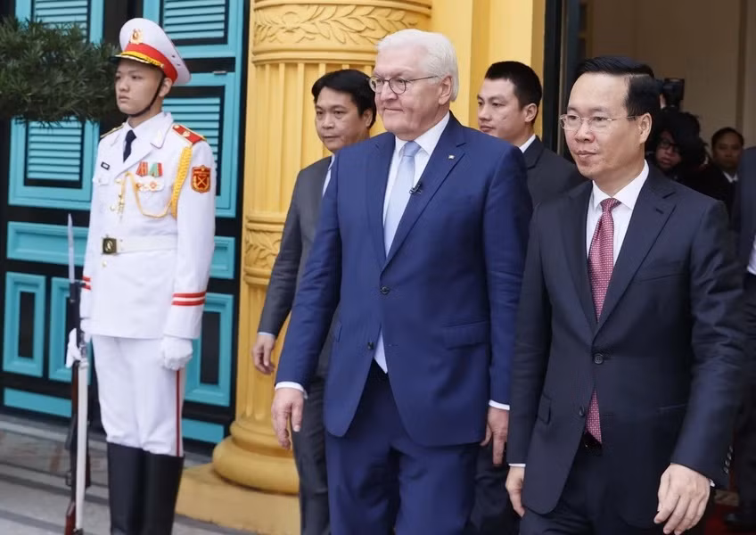 Chủ tịch nước Võ Văn Thưởng tiễn Tổng thống CHLB Đức Frank-Walter Steinmeier sau khi kết thúc hội đàm và gặp gỡ báo chí. (Ảnh: Thống Nhất/TTXVN)