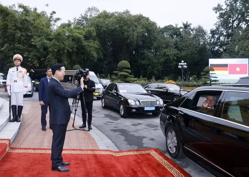 Chủ tịch nước Võ Văn Thưởng tiễn Tổng thống CHLB Đức Frank-Walter Steinmeier sau khi kết thúc hội đàm và gặp gỡ báo chí. (Ảnh: Thống Nhất/TTXVN)