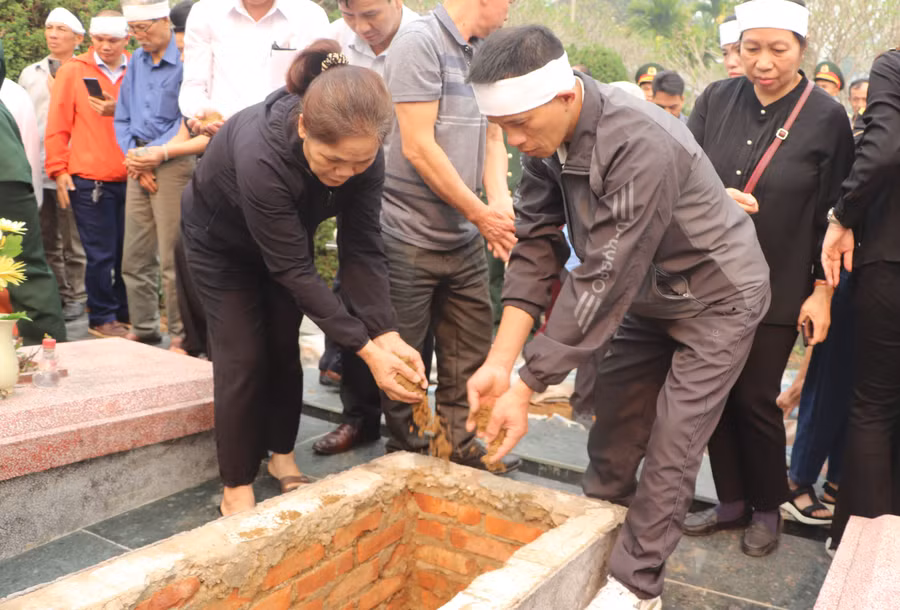 Thân nhân cùng tham gia an táng hài cốt các liệt sĩ.