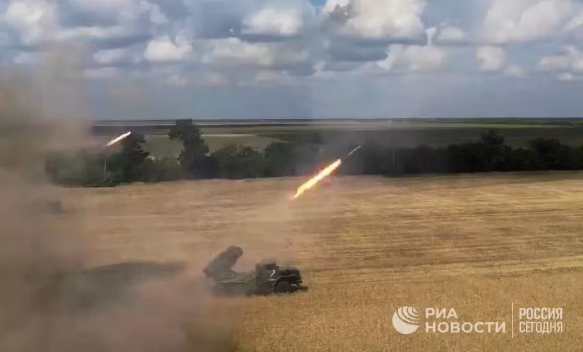 MLRS khai hỏa.