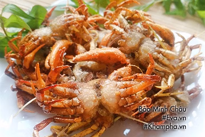 Cua đồng rang muối giòn tan ngày hè