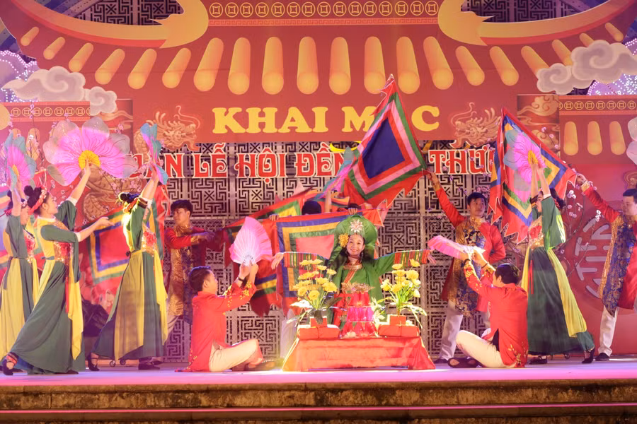 Cô Đôi Thượng Ngàn – Tuyết Nhung cùng tốp múa nam nữ.