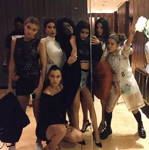 khoanh khac: mot ngay ban ron cua cap hot girl hollywood hinh anh 8