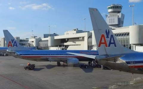 phat hien vat kha nghi tren may bay cua hang american airlines hinh 0