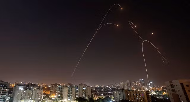 Hệ thống Vòm sắt của Israel chặn tên lửa bắn từ dải Gaza.