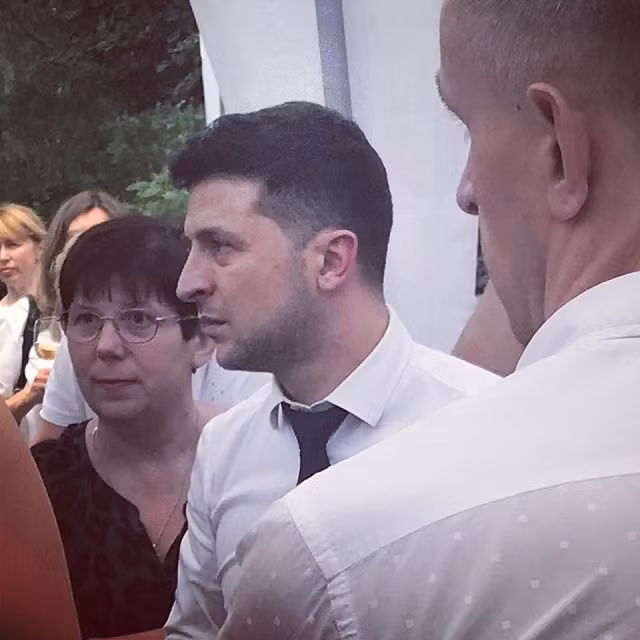 Tân TT Zelensky (giữa) cho biết sẽ họp báo sau 100 ngày làm tổng thống