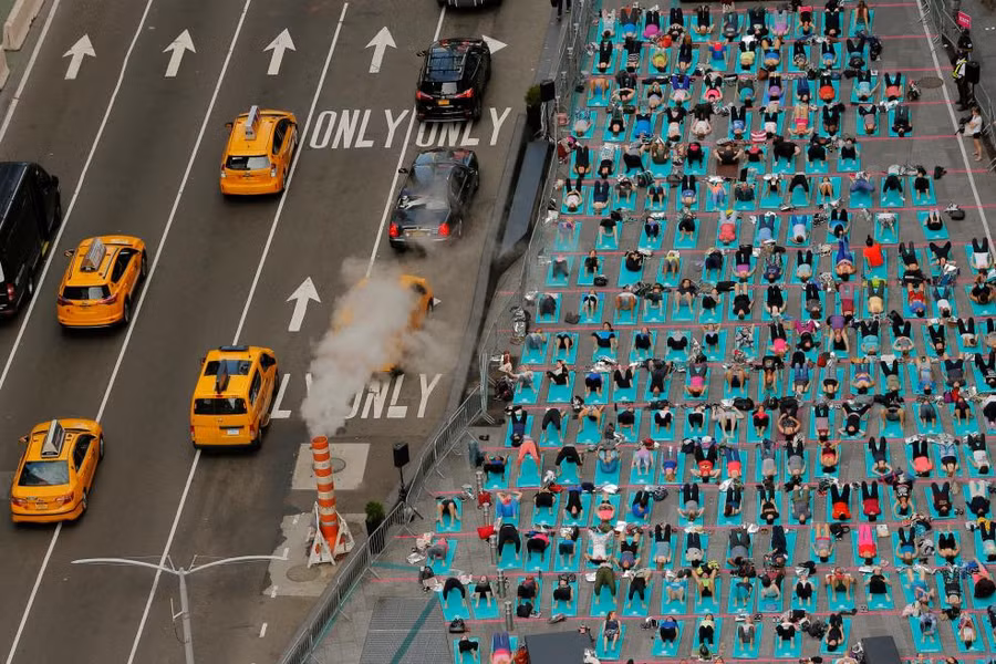 Những người tham dự một lớp yoga trong một sự kiện thường niên ở Quảng trường Thời đại, New York, Mỹ