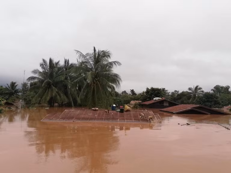 Một số ngôi nhà bị nước cuốn trôi. Ảnh: Attapeu Today