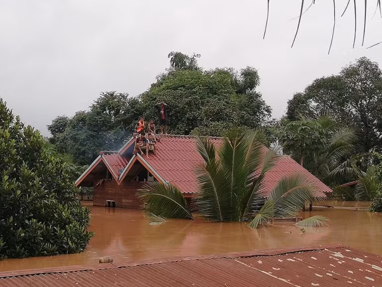 Người dân chờ để được cứu. Ảnh: Attapeu Today