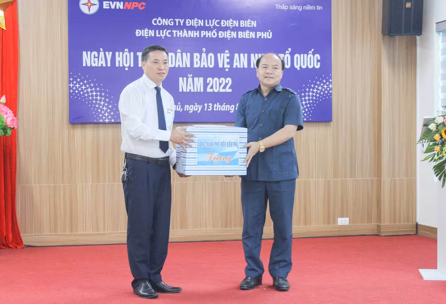 Lãnh đạo UBND TP. Điện Biên Phủ trao quà khen thưởng Điện lực thành phố.