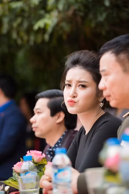 Á hậu Huyền My phối váy bình dân với phụ kiện hàng hiệu - Ảnh 3