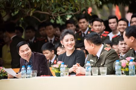 Á hậu Huyền My phối váy bình dân với phụ kiện hàng hiệu - Ảnh 1