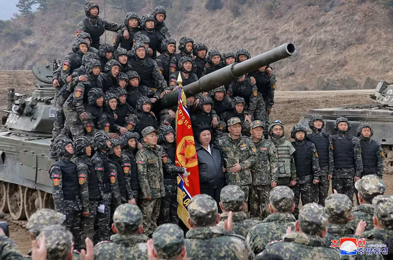 KCNA cho biết Sư đoàn xe tăng 105, được tuyên bố là người chiến thắng trong trận chiến giả. Ông Kim tham gia sự kiện trên cùng các quan chức cấp cao trong đó có Bộ trưởng Quốc phòng Kang Sun Nam tại sự kiện này.