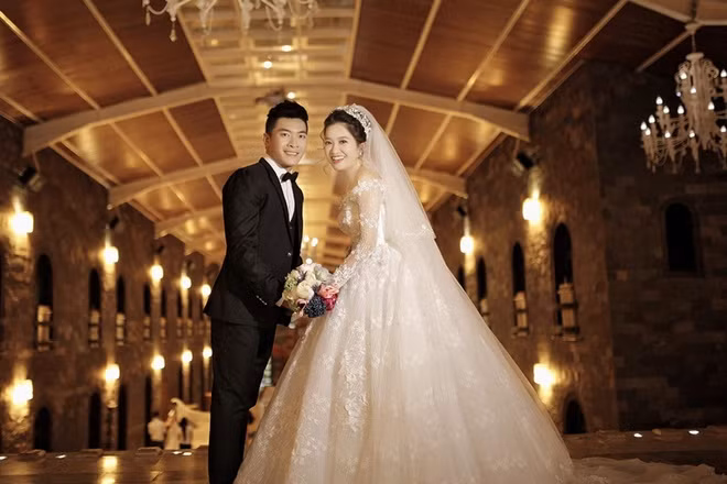 MC Hồng Phượng và Quốc Cơ chụp ảnh cưới trong lâu đài cổ ảnh 5