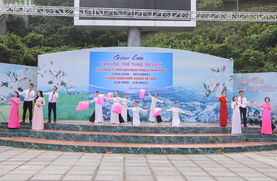 Chương trình văn nghệ do Sở Văn hóa - Thể thao và Du lịch Điện Biên thực hiện phục vụ bà con địa phương. Chương trình văn nghệ do Sở Văn hóa - Thể thao và Du lịch Điện Biên thực hiện phục vụ bà con địa phương.