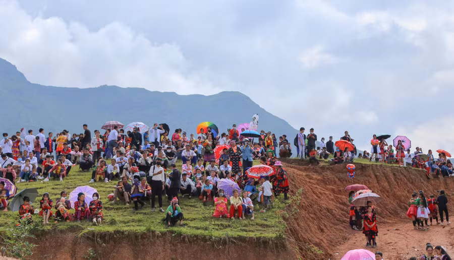 Ngày hội Văn hóa dân tộc Mông lần đầu tiên được huyện Nậm Pồ tổ chức thu hút đông đảo người dân, du khách tham gia. Ngày hội Văn hóa dân tộc Mông lần đầu tiên được huyện Nậm Pồ tổ chức thu hút đông đảo người dân, du khách tham gia.