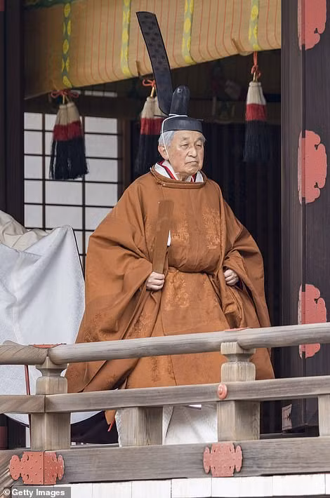 Nhật hoàng Akihito đã tham dự buổi lễ tại Nhà thờ Hoàng gia - Kashikodokoro, Koreiden và Shinden - nằm trong khuôn viên của Cung điện Hoàng gia ở Tokyo. Nhật hoàng Akihito đã tham dự buổi lễ tại Nhà thờ Hoàng gia - Kashikodokoro, Koreiden và Shinden - nằm trong khuôn viên của Cung điện Hoàng gia ở Tokyo.
