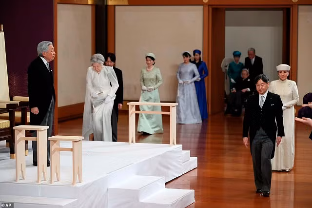 Sau nghi lễ truyền thống, Nhật hoàng có bài phát biểu trên truyền hình. Trong ảnh: Thái tử Naruhito - người sẽ kế vị Nhật hoàng - và vợ (phải); Người vợ Michiko của Nhật hoàng (áo trắng bên trái). Sau nghi lễ truyền thống, Nhật hoàng có bài phát biểu trên truyền hình. Trong ảnh: Thái tử Naruhito - người sẽ kế vị Nhật hoàng - và vợ (phải); Người vợ Michiko của Nhật hoàng (áo trắng bên trái).