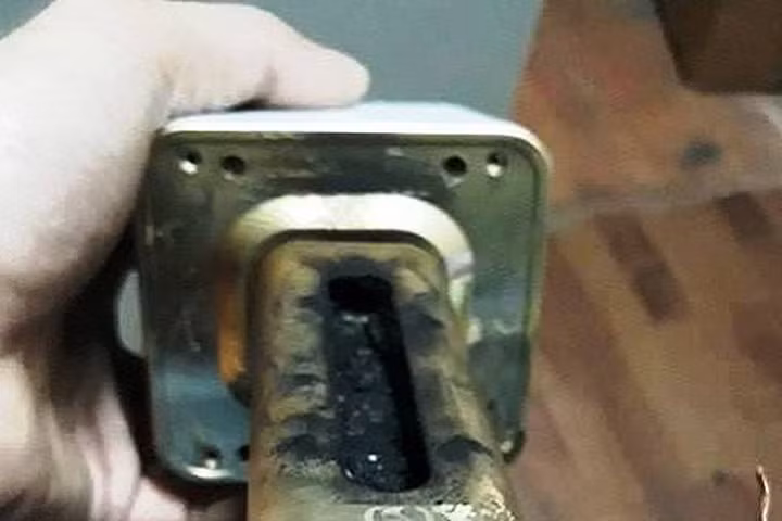Để sạc qua đêm, chiếc micro karaoke phát nổ khủng khiếp