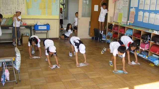 Dọn vệ sinh lớp học - bài học đặc biệt của trẻ em Nhật Bản ảnh 1
