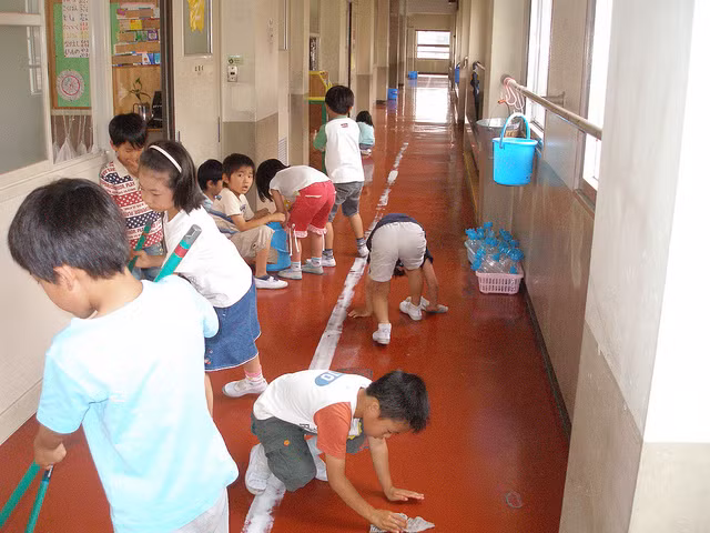 Dọn vệ sinh lớp học - bài học đặc biệt của trẻ em Nhật Bản ảnh 3