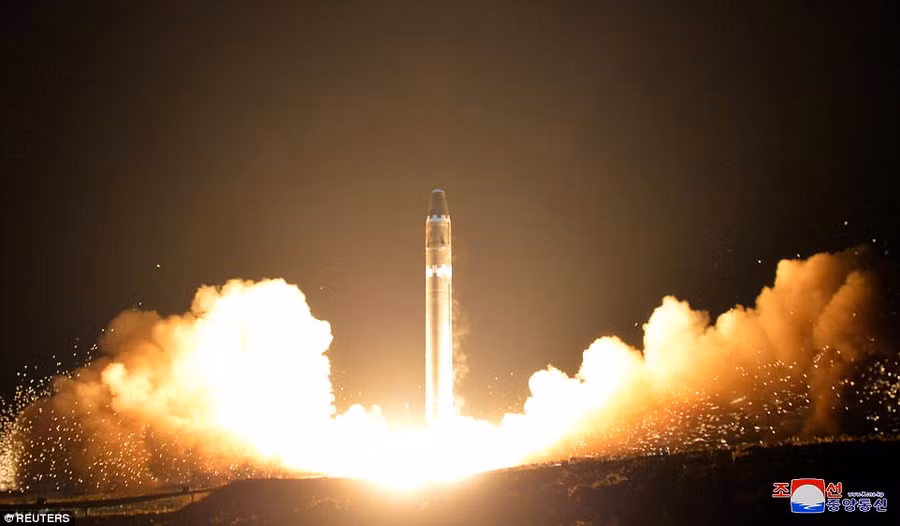 Tên lửa Hwasong-15 được xem là bay cao nhất Tên lửa Hwasong-15 được xem là bay cao nhất