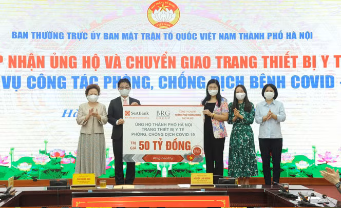 Chủ tịch Ủy ban MTTQ Việt Nam thành phố Nguyễn Lan Hương tiếp nhận sự ủng hộ của các đơn vị.