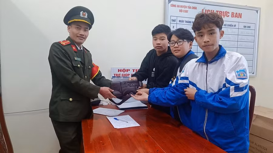 Ba học sinh bàn giao túi xách cho cơ quan công an. Ảnh: Công an Tủa Chùa.