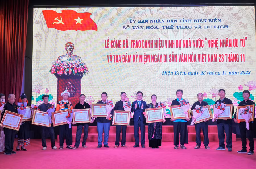 Cùng với 13 cá nhân được trao tặng đợt này, Điện Biên đã có 41 Nghệ nhân ưu tú. Cùng với 13 cá nhân được trao tặng đợt này, Điện Biên đã có 41 Nghệ nhân ưu tú.