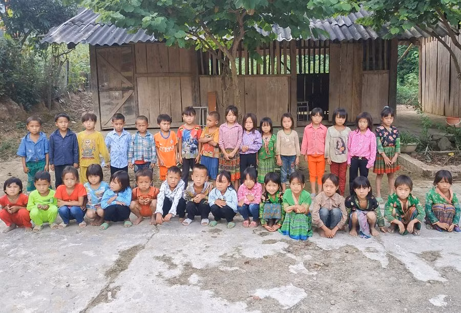 Mỗi thế hệ học sinh trưởng thành lại tiếp thêm niềm tin của người dân với thầy cô ở Tìa Dình. Ảnh: NTCC.