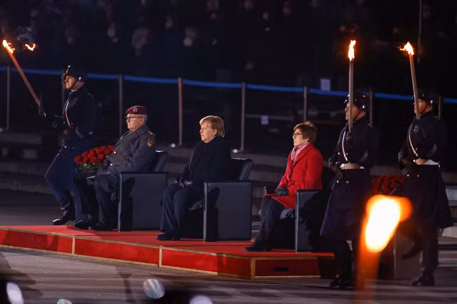 Video: Quân đội Đức dành sự vinh danh đặc biệt cho bà Angela Merkel ảnh 3