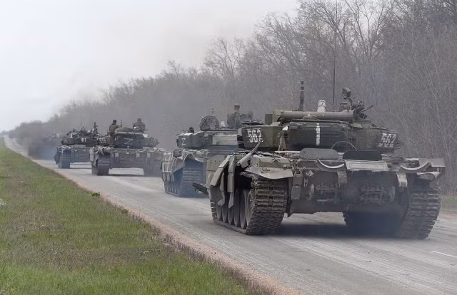 Xe tăng của lực lượng thân Nga tại Mariupol, Ukraine.