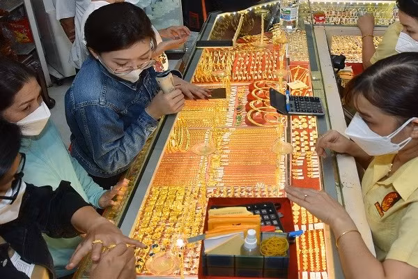 Giá vàng hôm nay 20/3: Giảm mạnh 7 triệu 500 nghìn đồng/lượng