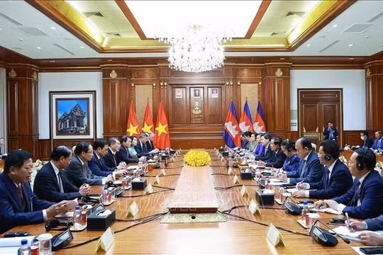 Thủ tướng Lê Minh Hưng gặp Chủ tịch Đảng Nhân dân Campuchia, Chủ tịch Thượng viện Hun Sen. Ảnh: Dương Giang/TTXVN