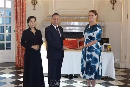 Tổng Bí thư, Chủ tịch nước Tô Lâm và Phu nhân thăm, tặng sách cho Thư viện Hoàng gia Bỉ.