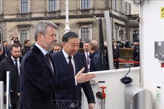 Nhà Vua Đan Mạch Frederik X mời Tổng Bí thư, Chủ tịch nước Tô Lâm lên tàu ra thăm đảo nhân tạo Lynetteholm đang trong quá trình xây dựng. Ảnh: Thống Nhất/TTXVN