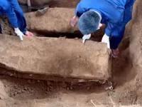 2 hài cốt liệt sĩ được mai táng trong vỏ bom được Đội 192 thuộc Bộ Chỉ huy quân sự TP Huế tìm thấy tại Lào. (Ảnh: Lê Sáu)