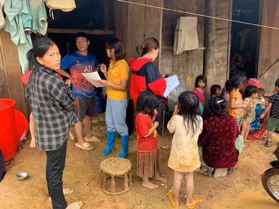 Giáo viên vùng cao Điện Biên vận động phụ huynh cho con tới lớp học.