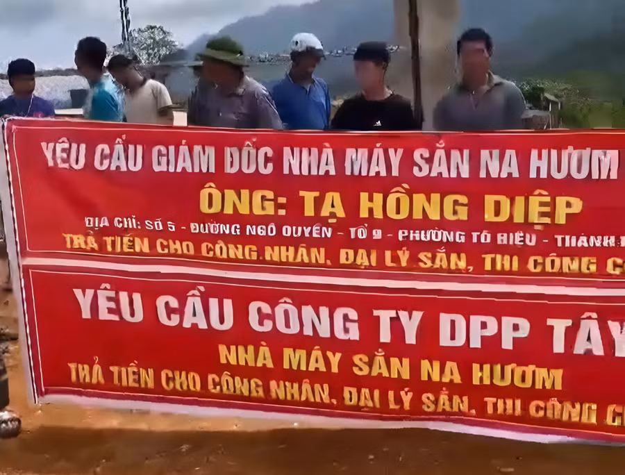 Công nhân, người lao động căng băng rôn yêu cầu Công ty TNHH DPP Tây Bắc thanh toán công nợ. 