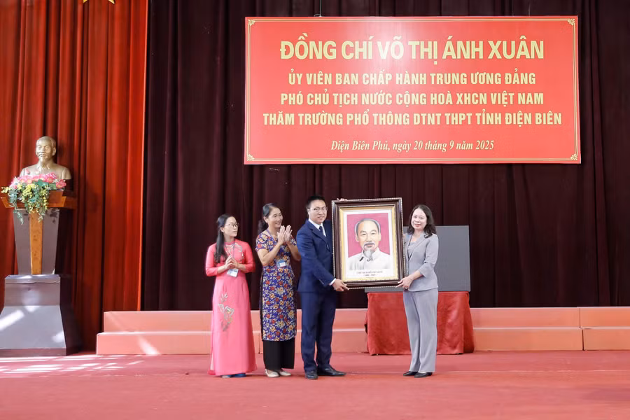 pho-thu-tuong-trao-qua-1.jpg