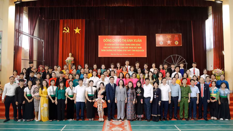 pho-thu-tuong-trao-qua-3.jpg