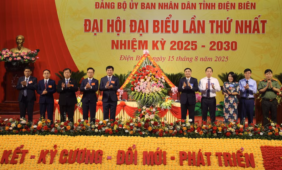 Ông Trần Quốc Cường - Bí thư Tỉnh ủy Điện Biên (thứ 5 tính từ bên phải) tặng hoa chúc mừng đại hội. 