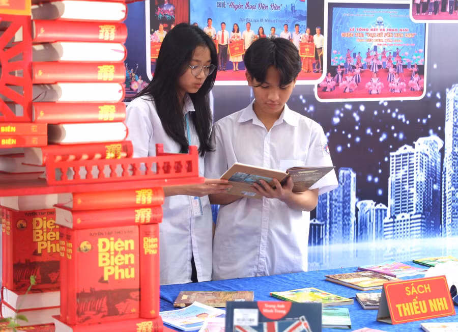Học sinh Điện Biên tìm đọc các cuốn sách, truyện phù hợp với lứa tuổi. 