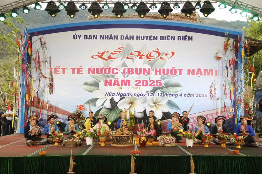 Lễ cúng tổ tiên do các bậc cao niên trong bản Na Sang 1 chủ trì.
