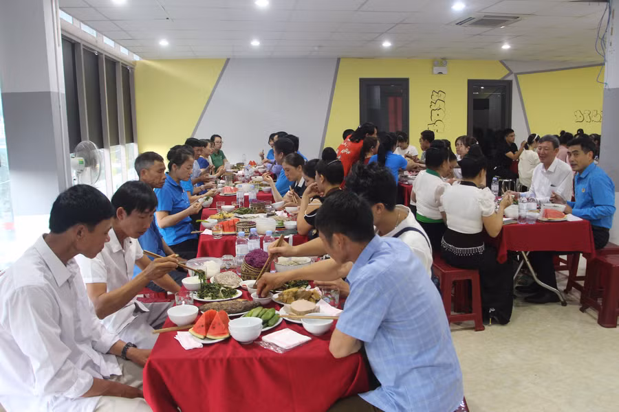 bua-com-cong-doan-4.jpg